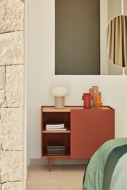 Cómoda Otto Teulat teja en ambiente y roble