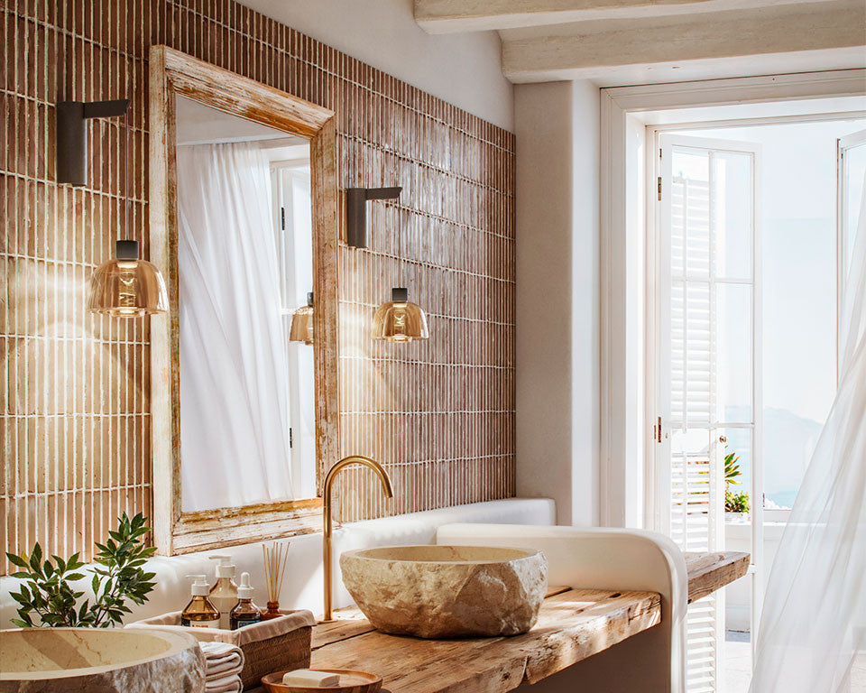 Apliques Drep A/01 Bover en ámbar espejo junto al espejo de un baño mediterráneo