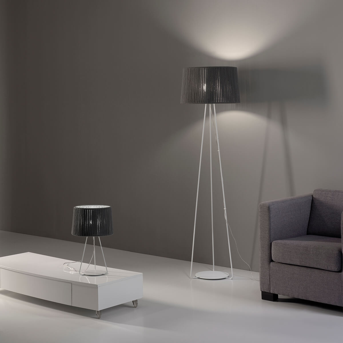 Ambiente oficial con lámpara de pie DRUM 24002 de Olé Lighting