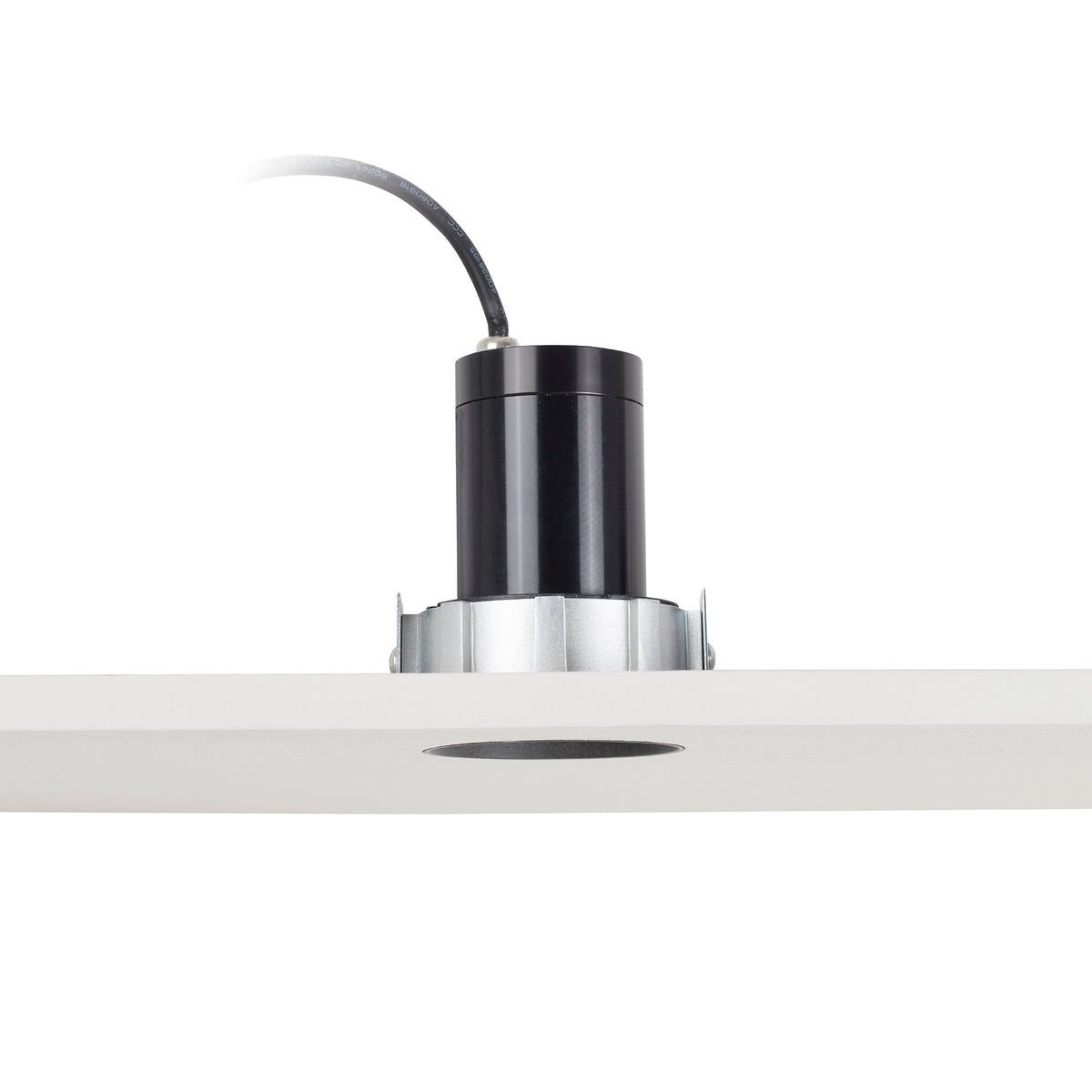 Detalle de instalación del downlight Faro FRESH Trimless IP65 negro