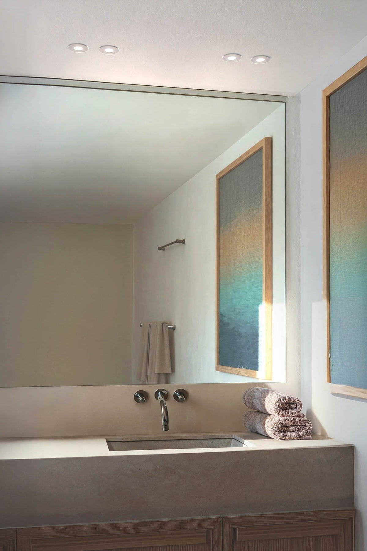 Downlights Faro NIVA IP65 instalados en baño contemporáneo