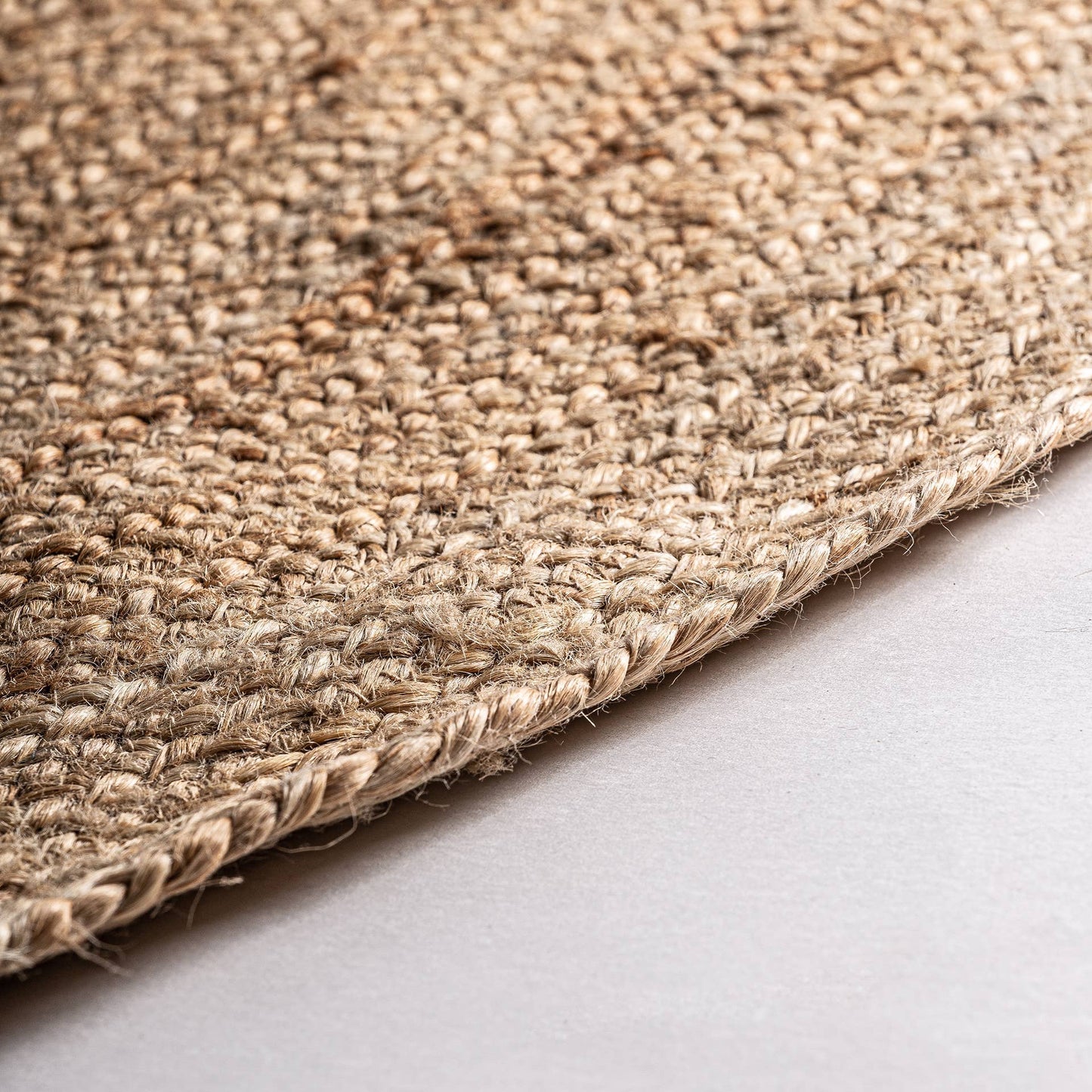 Alfombra Ebba de yute marrón ambientada en un recibidor de estilo boho