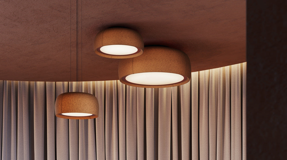 Ambiente oficial de la colección Gong de LEDS C4 en tonos terracota, con dos plafones de techo y una luminaria colgante frente a cortinas