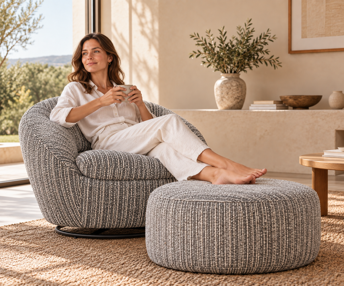 Imagen ilustrativa: mujer sentada en sillón giratorio Bubu con reposapiés Bubu, vendido por separado
