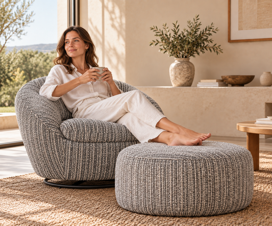 Imagen ilustrativa: mujer sentada en sillón giratorio Bubu con reposapiés Bubu, vendido por separado