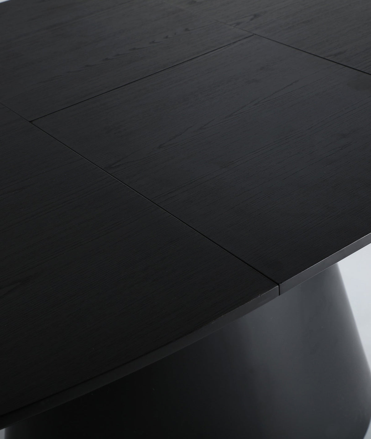Detalle de acabado de mesa Lizant negra KODU