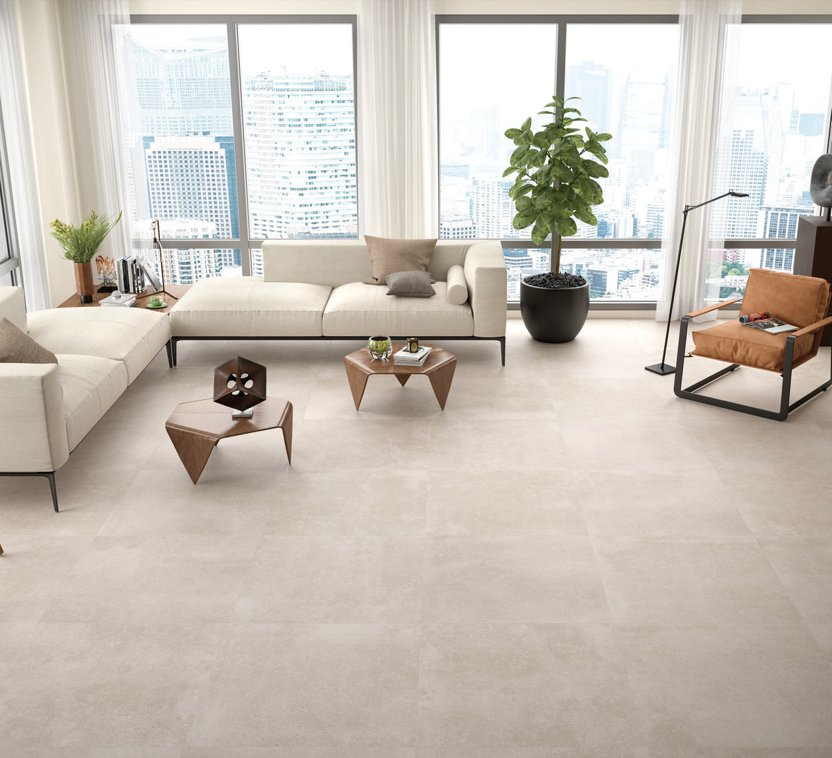 KTL Claire Arena 60x60 cm en salón con sofá, sillones y mesas de centro, suelo porcelánico efecto cemento
