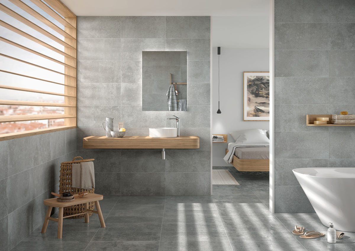 KTL Claire Cemento 30x60 cm en baño con bañera, lavabo y mueble de madera, suelo y pared porcelánicos efecto cemento