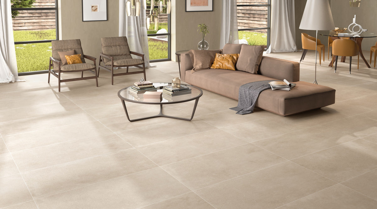 KTL Claire Taupe 60x120 cm en salón comedor con sofá, sillas y mesa, suelo porcelánico efecto cemento