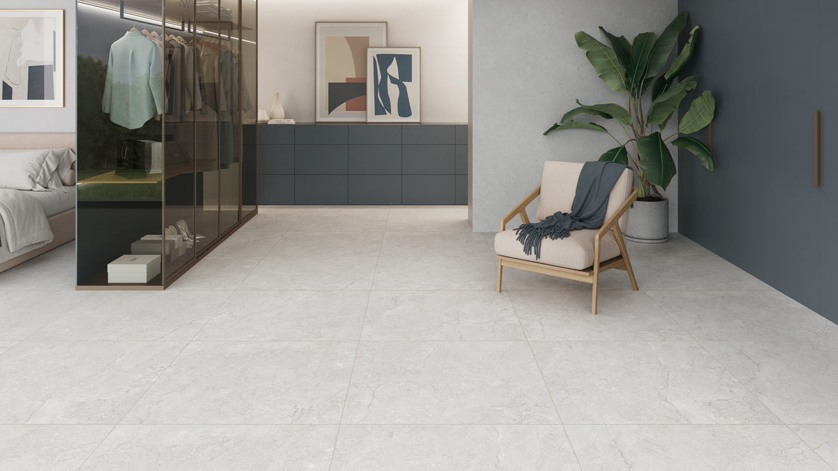 KTL Gobi Pearl 100x100 cm en dormitorio con cama y armario empotrado, suelo porcelánico