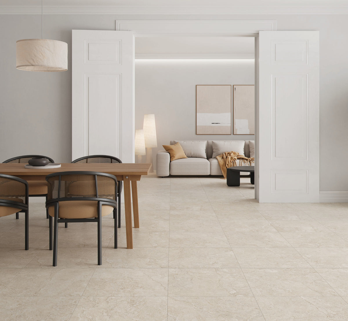 KTL Gobi Cream 60x60 cm en comedor con mesa de madera y sillas, suelo porcelánico
