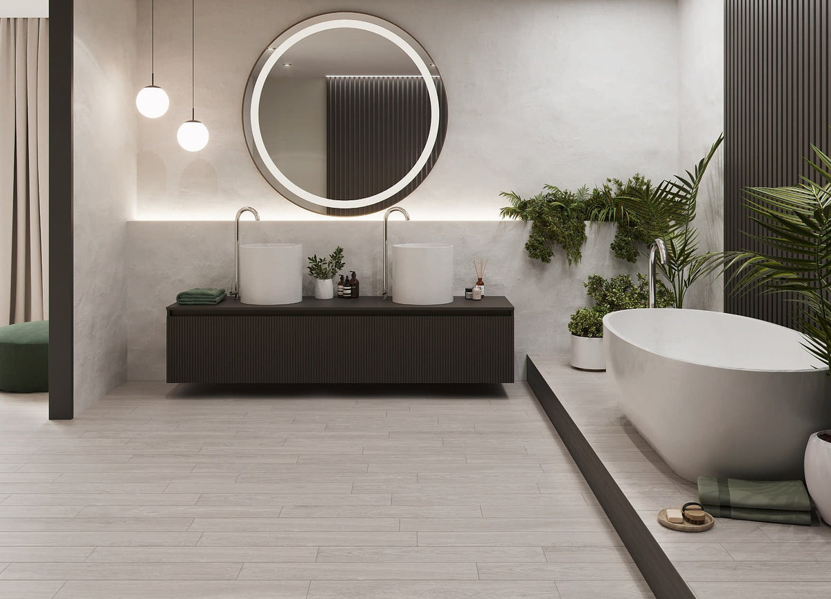 Ambiente KTL Holma, suelo y pared de porcelánico efecto madera en baño