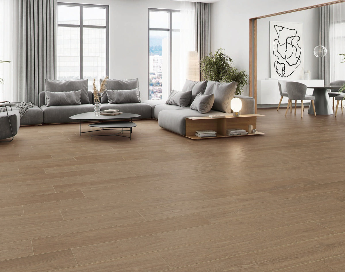 Ambiente KTL Holma, suelo y pared de porcelánico efecto madera en salón