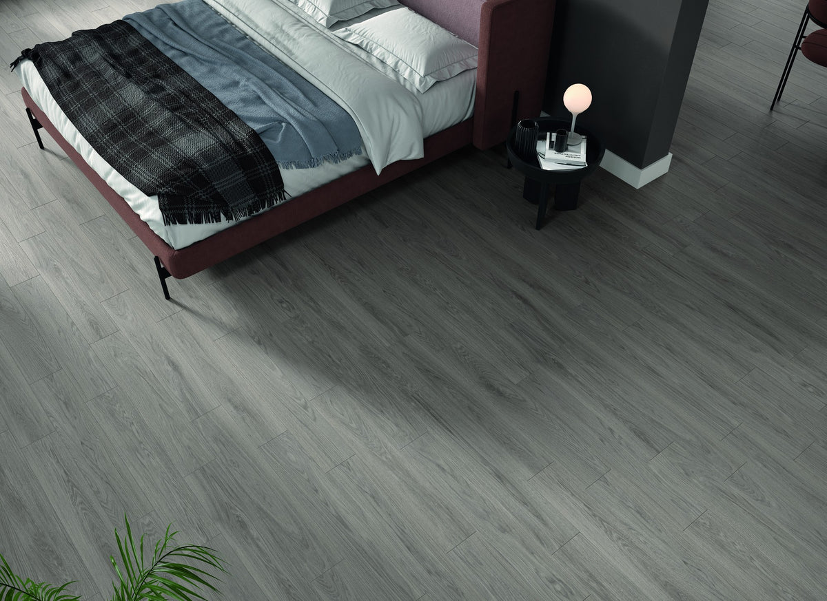 Ambiente KTL Ninsba Grey 15x90 cm, porcelánico efecto madera mate rectificado en baño