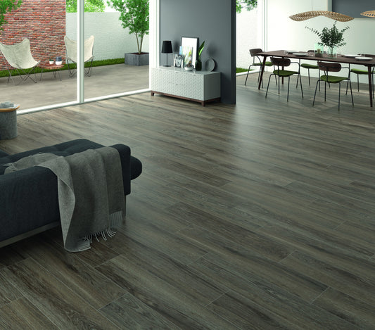 Ambiente KTL Ninsba Brown 23x120 cm, porcelánico efecto madera mate rectificado en cocina