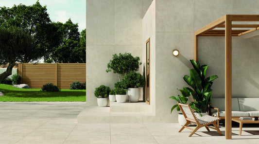Ambiente KTL Petra Natural 120x280 cm y 100x100 cm, porcelánico efecto piedra en salón