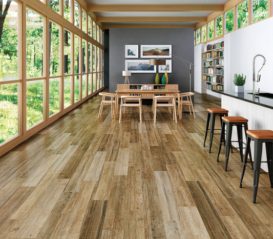Ambiente de Salón y Cocina con Suelo Porcelánico Efecto Madera KTL ALEN 23,3x120 cm