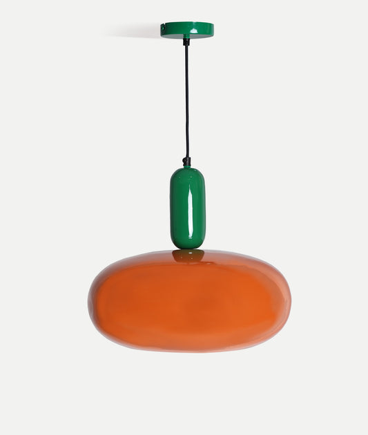 Lámpara Falhia colgada sobre una mesa de comedor