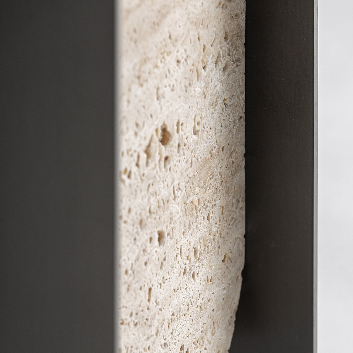 Lámpara de sobremesa Freya VICAL con pantalla textil en ambiente contemporáneo