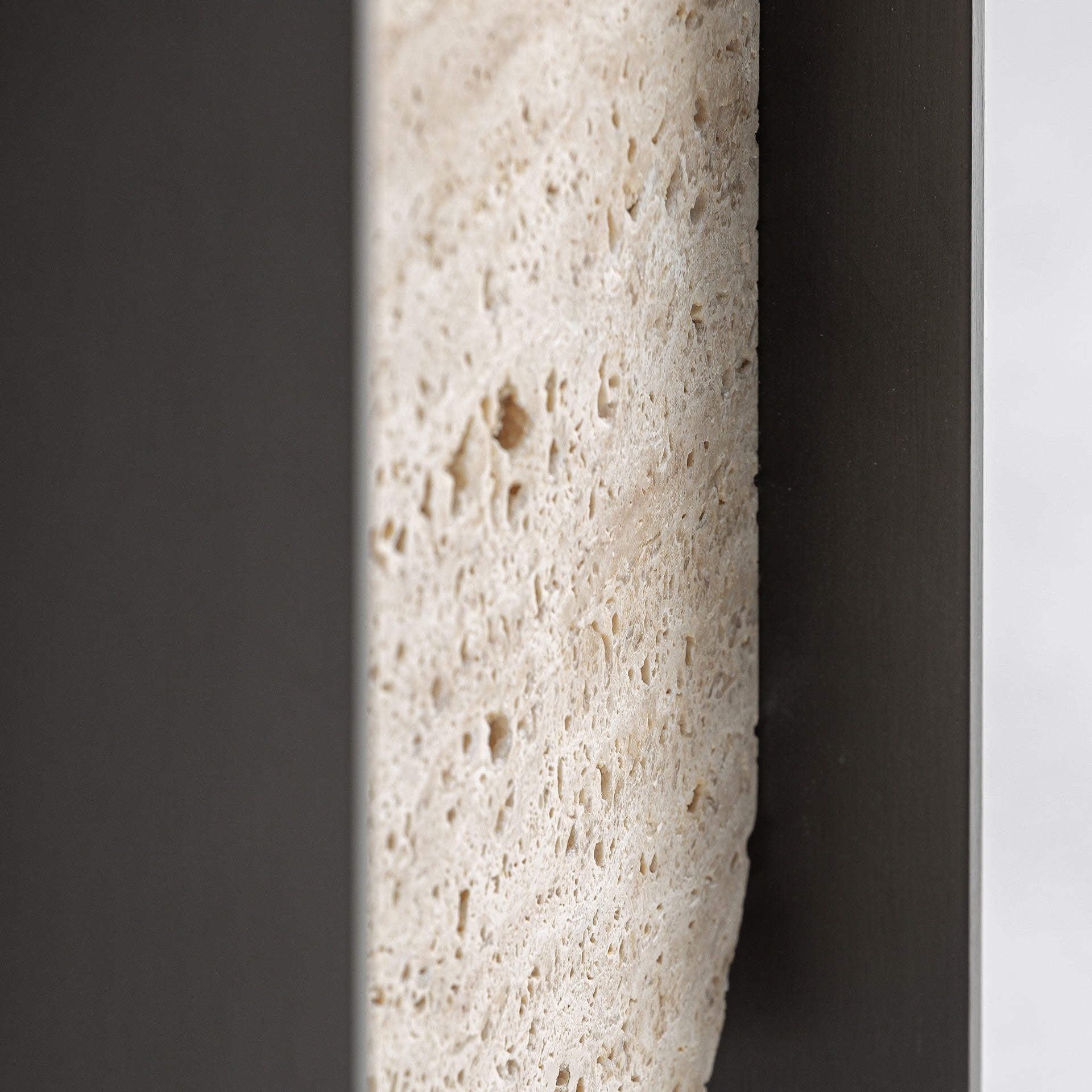 Lámpara de sobremesa Freya VICAL con pantalla textil en ambiente contemporáneo