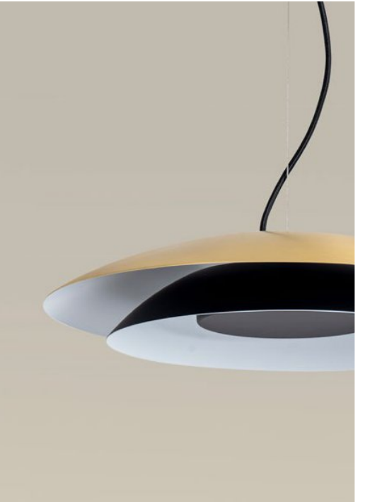 Detalle de lámpara colgante Noway LEDS C4 en oro mate