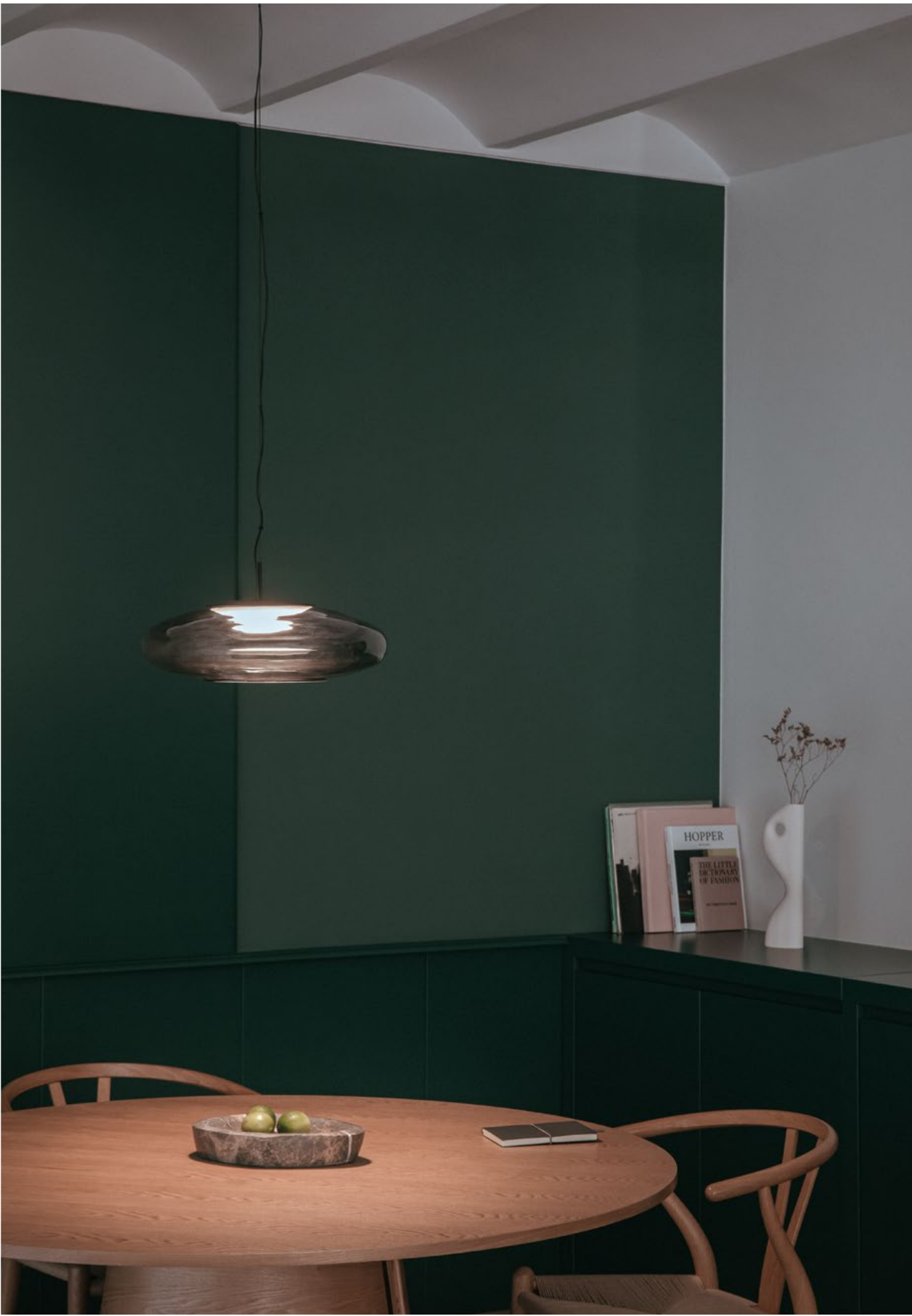 Lámpara colgante LED Plat LEDS C4 en ambiente de comedor con pared verde