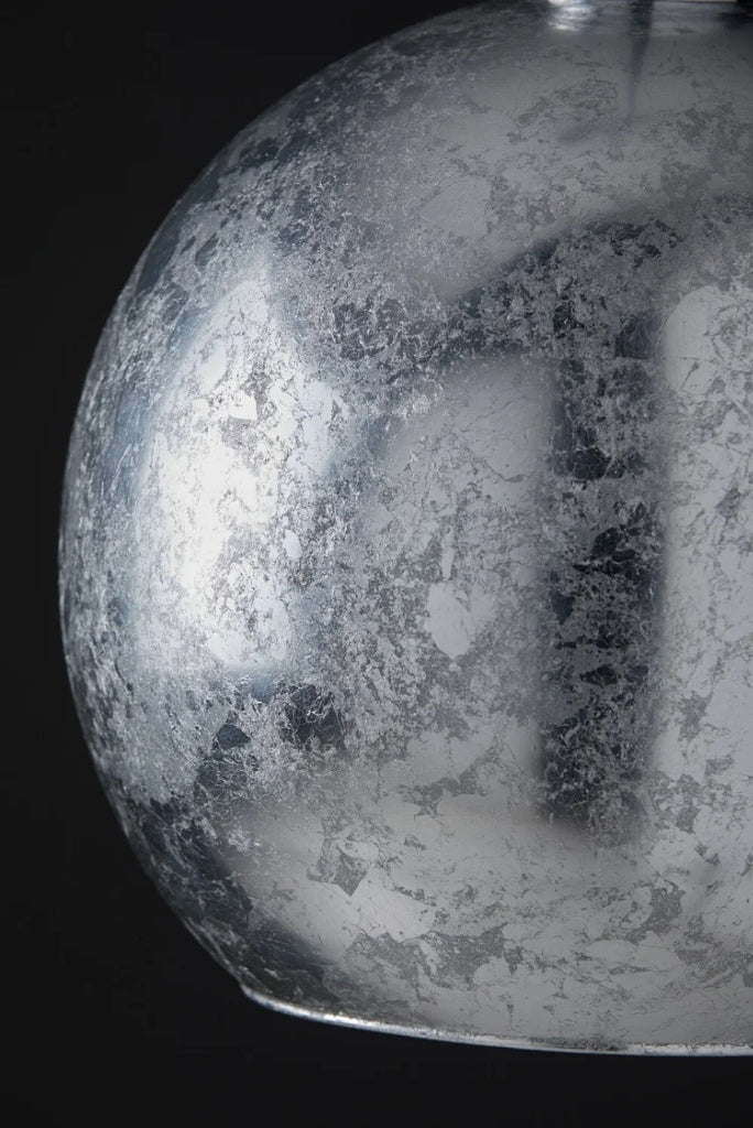 MASSMI AURA Detalle artesanal pan de plata sobre cristal triplex