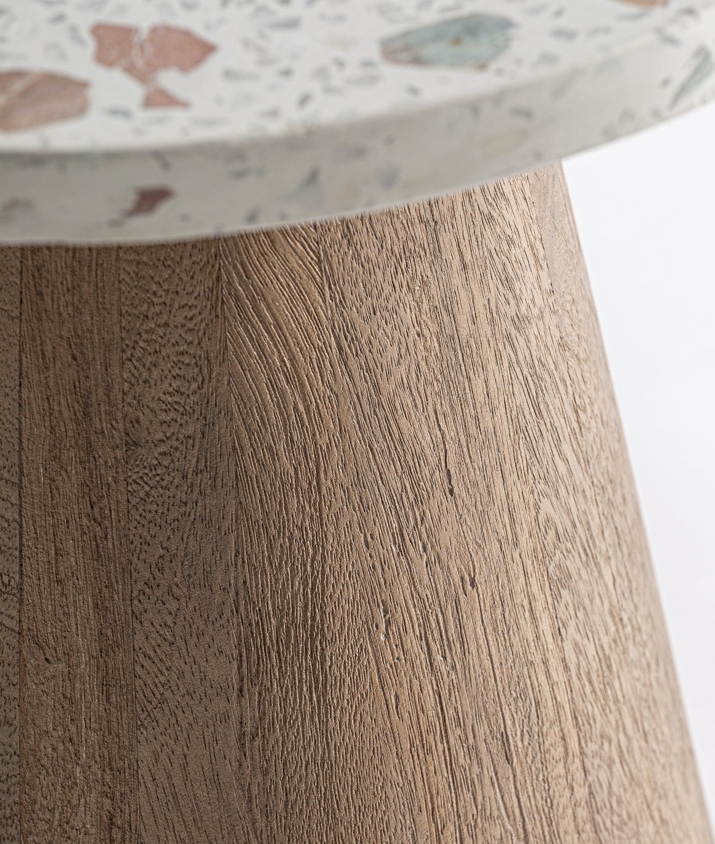 Detalle del sobre de terrazo blanco con áridos de la mesa Lautrec