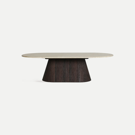 Mesa de centro Verona Kodu con tapa de mármol travertino y base de madera oscura acanalada, 130 x 70 cm