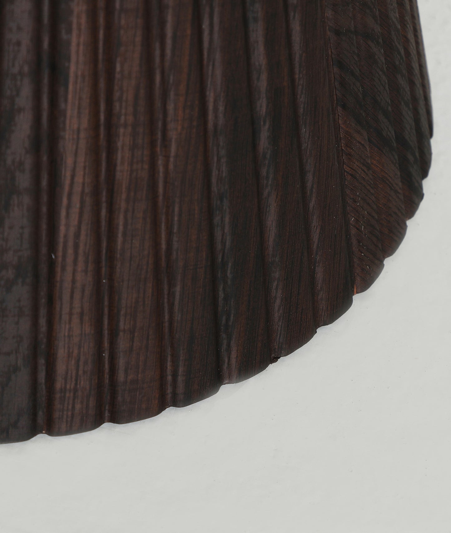 Detalle de la tapa de mármol sintético de la mesa Verona