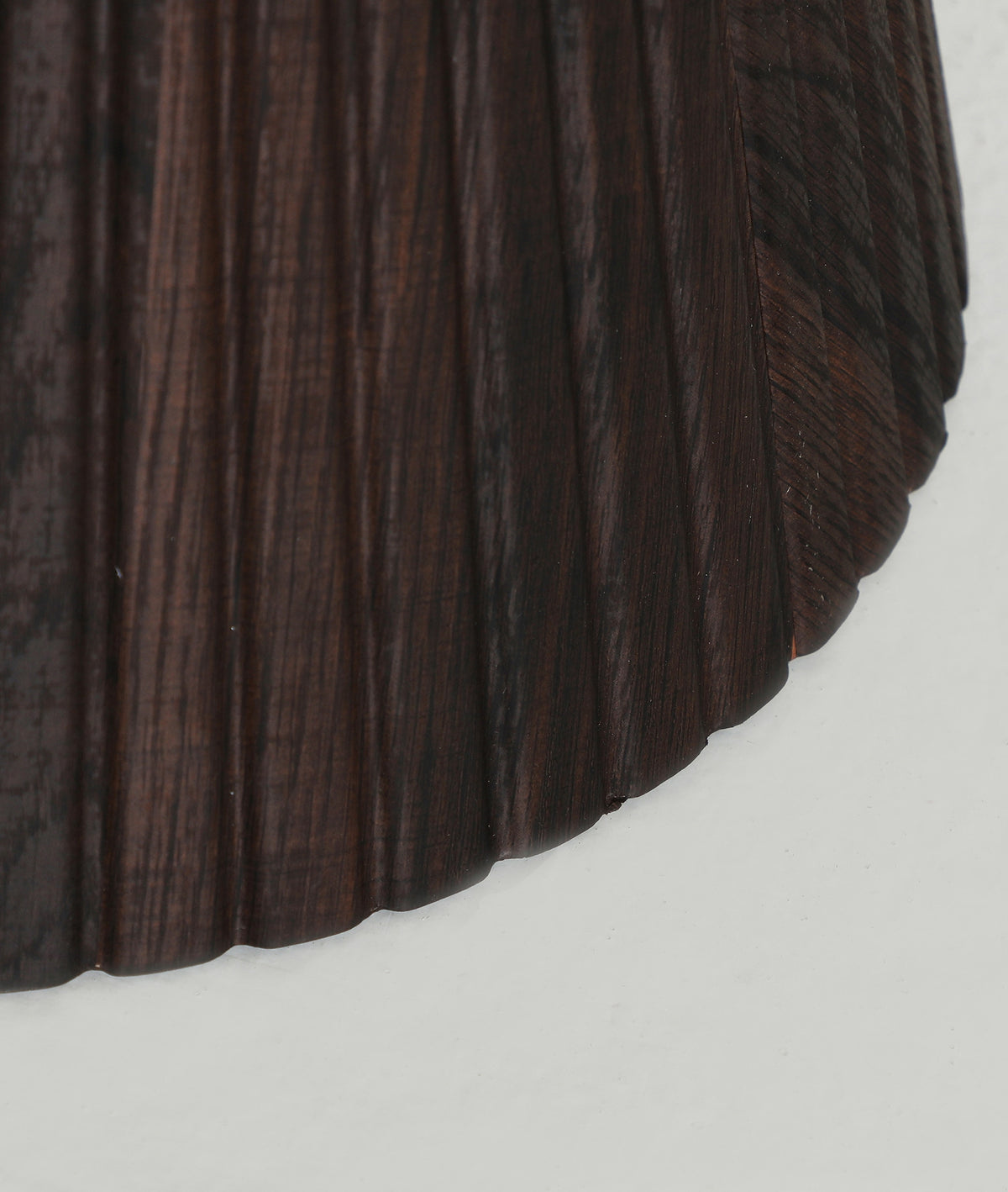 Detalle de la tapa de mármol sintético de la mesa Verona