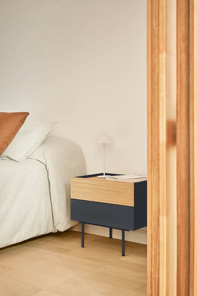 Mesita Otto gris antracita y roble en dormitorio luminoso