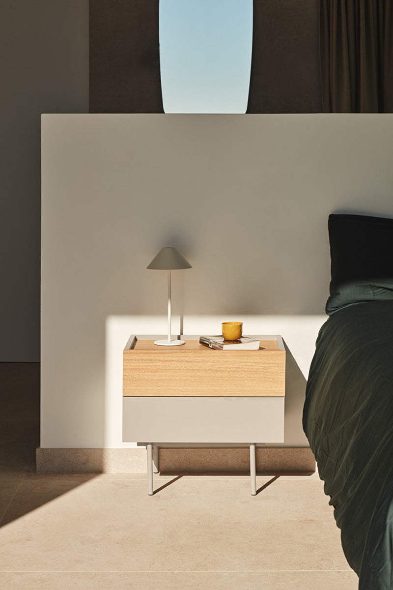 Mesita Otto arena y roble junto a la cama en dormitorio