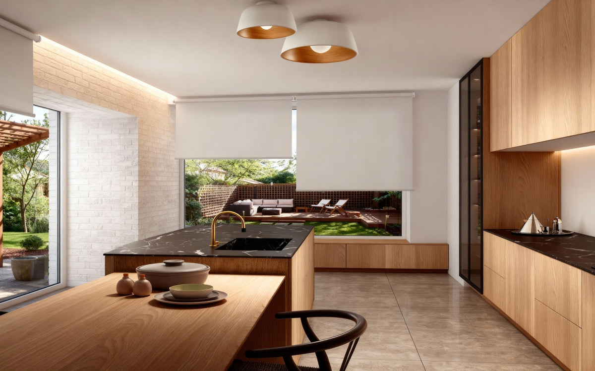 Plafón Miso de LEDS C4 blanco y dorado instalado en una estancia, vista de ambiente