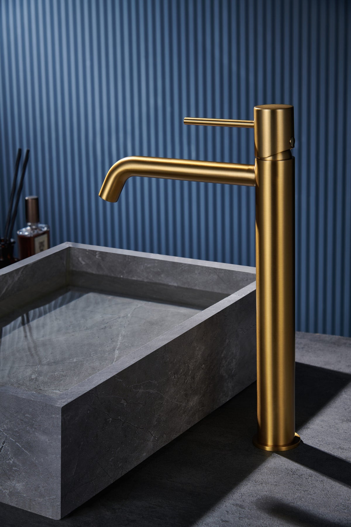 Ambiente de baño con grifo de lavabo alto IMEX Monza Oro Cepillado