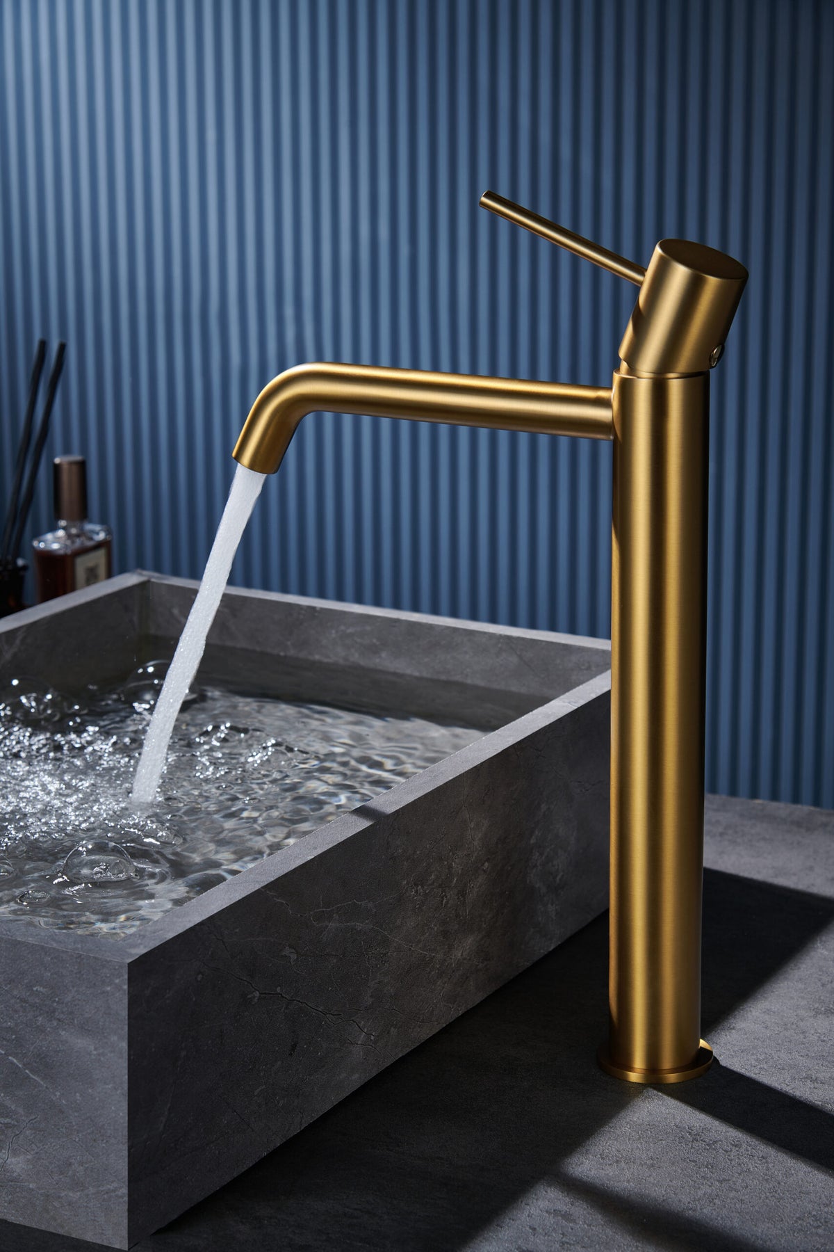 Detalle de caída de agua y aireador monomando IMEX Monza Oro Cepillado
