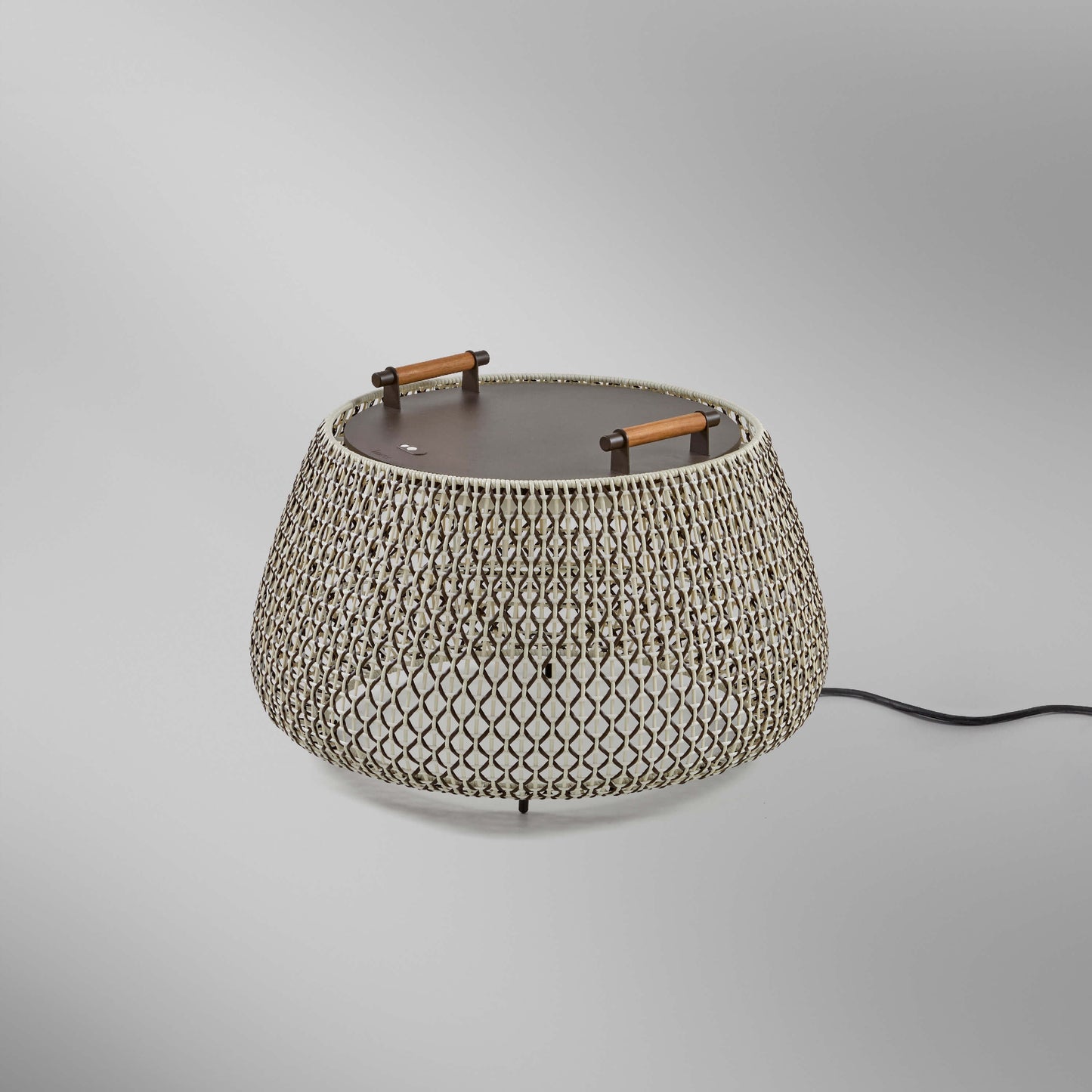 Lámpara de pie Nans Bag/38 Outdoor de Bover con pantalla Marrón tejida a mano