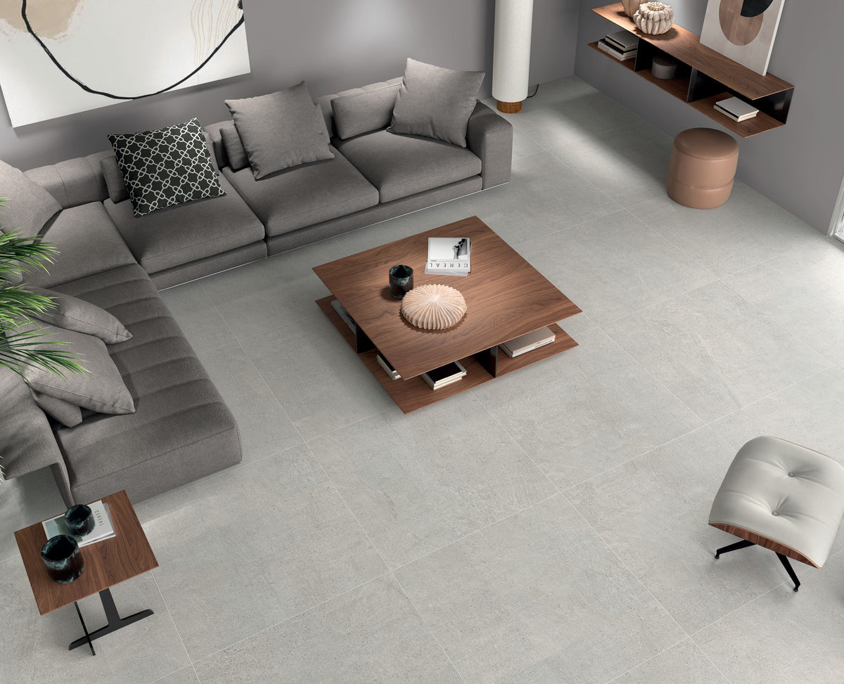 Ambiente KTL Newbury Grey 100x100 cm, porcelánico efecto piedra en salón