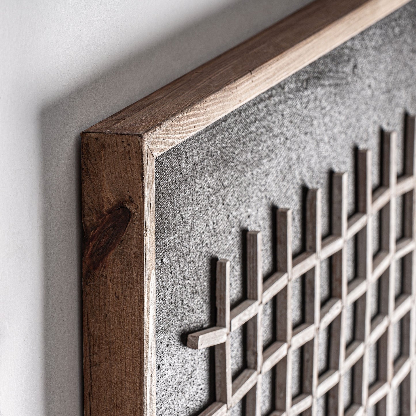 Detalle relieve y veta madera de pino reciclado panel Siegen Vical