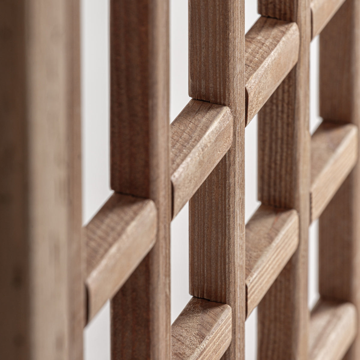 Detalle del marco de madera de pino reciclado del panel Truel Vical