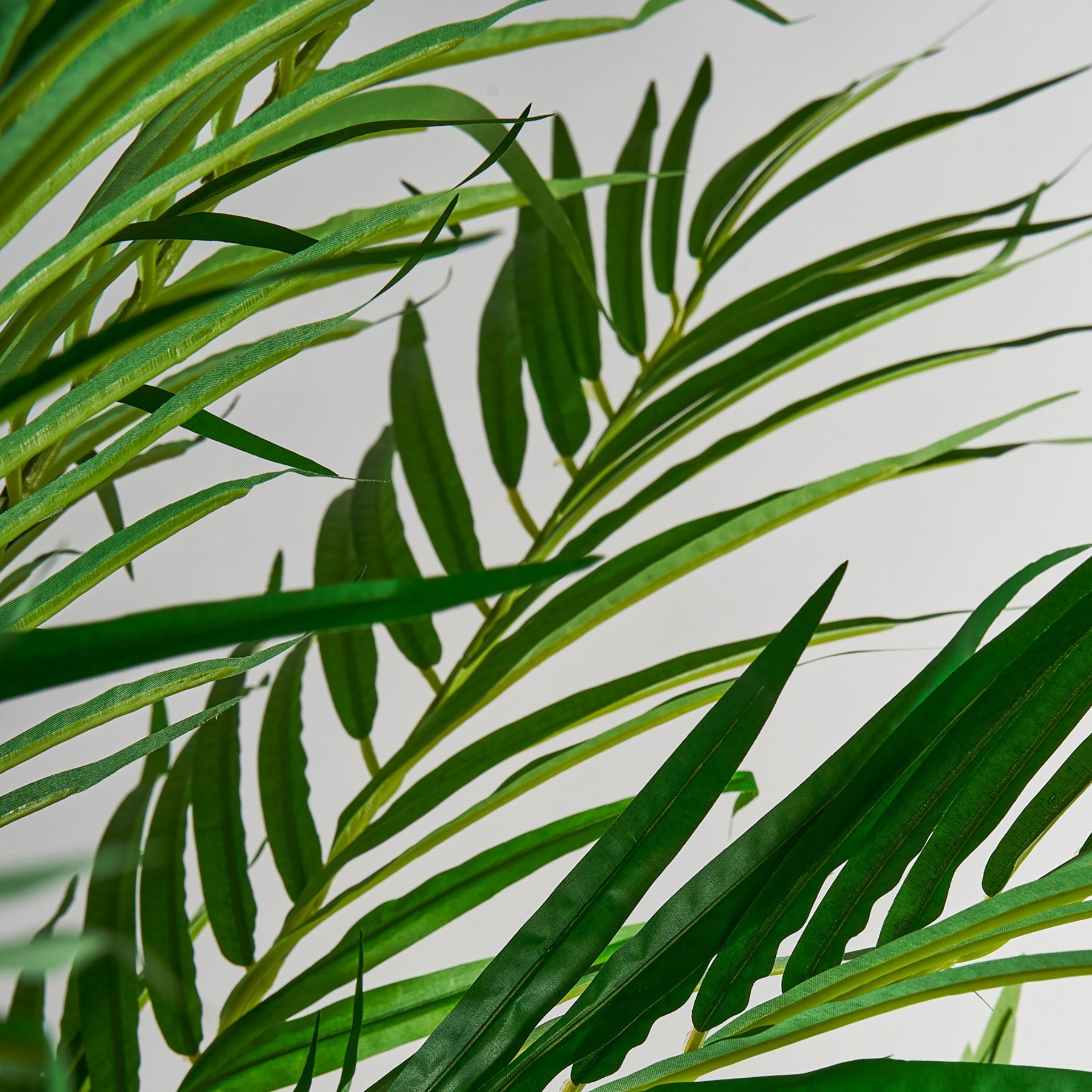 Palmera artificial Vical en salón ambiente natural