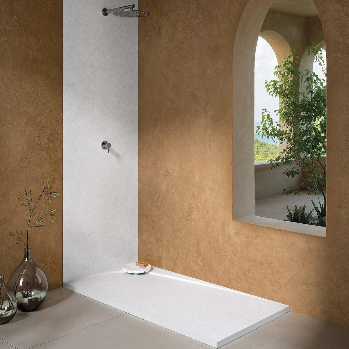 Plato de ducha FIORA Wave en Blanco Total instalado a ras del suelo en un baño con pared de microcemento
