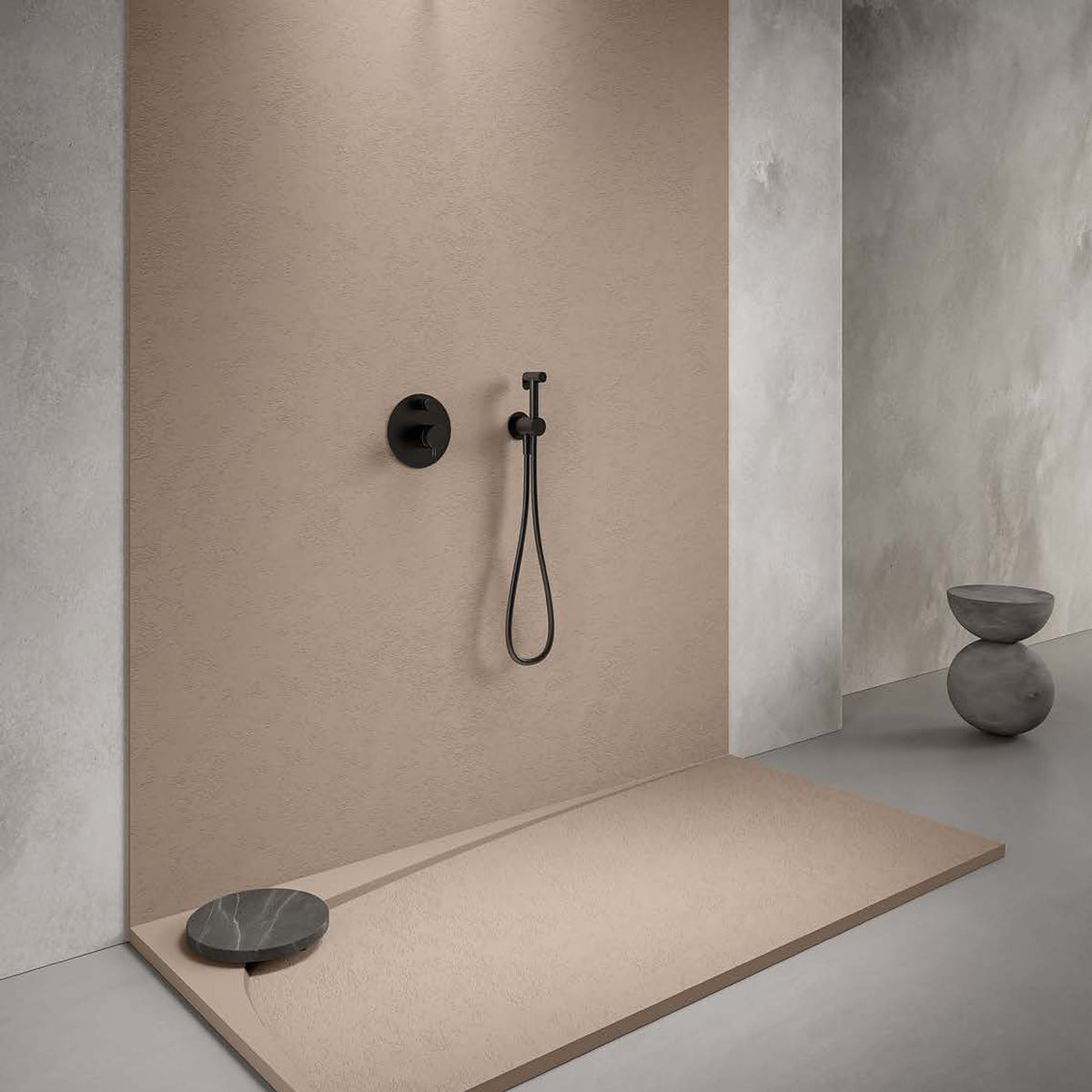 Plato de ducha FIORA Wave en Capuccino instalado en un baño con pared de microcemento