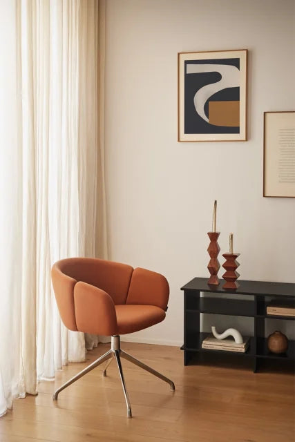 Silla Add Teulat con reposabrazos base giratoria cromada color caldera en salón