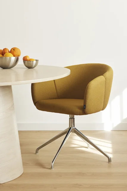 Silla Add Teulat con reposabrazos base giratoria cromada color mostaza en comedor