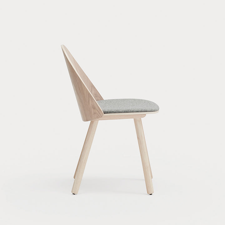 Silla UMA Teulat natural con asiento gris claro vista lateral