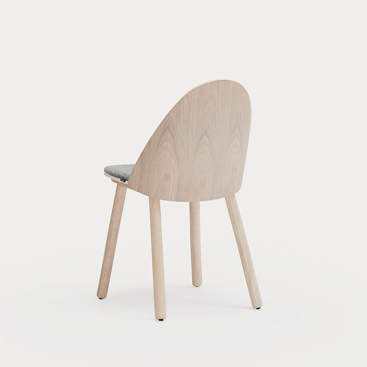 Silla UMA Teulat natural con asiento gris claro vista posterior tres cuartos