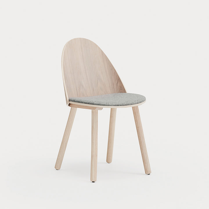 Silla UMA Teulat natural con asiento gris claro vista tres cuartos
