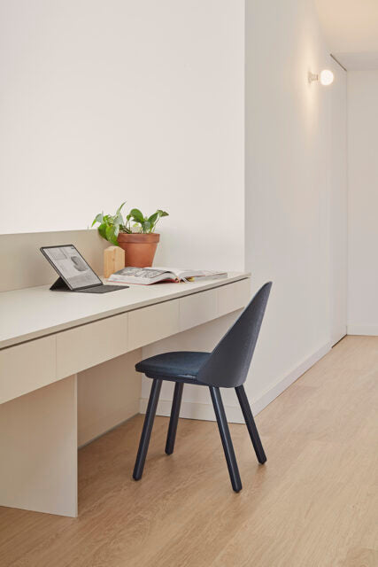 Silla UMA Teulat negra con asiento azul en ambiente