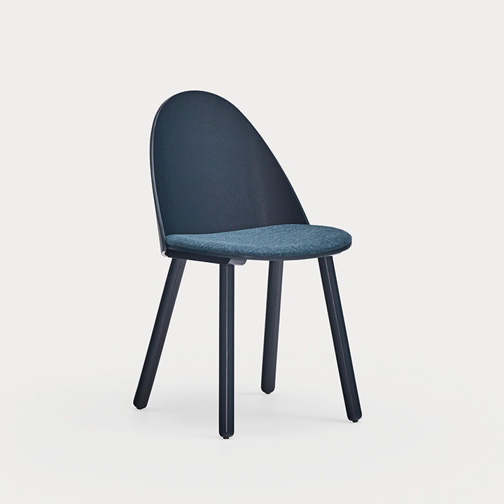 Silla UMA Teulat negra con asiento azul vista tres cuartos